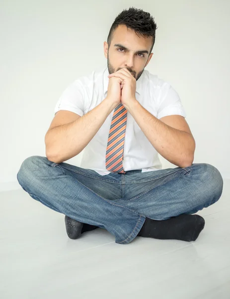 Arab fiatalember pózol — Stock Fotó