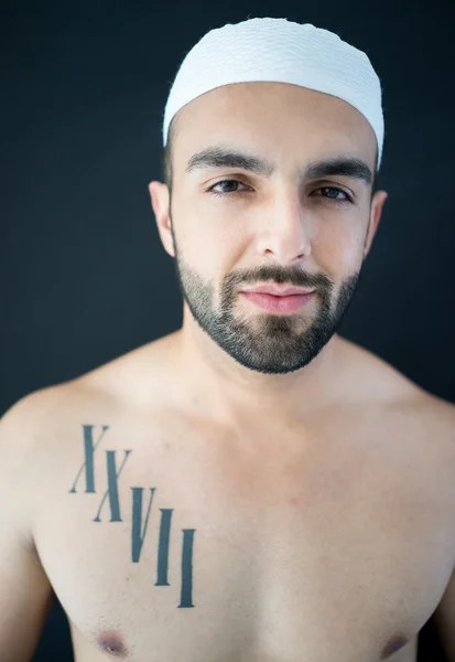 纹身有吸引力的阿拉伯男人的肖像 — 图库照片