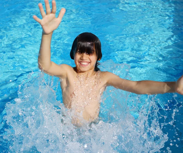 Ragazzo felice godendo di nuoto — Foto Stock