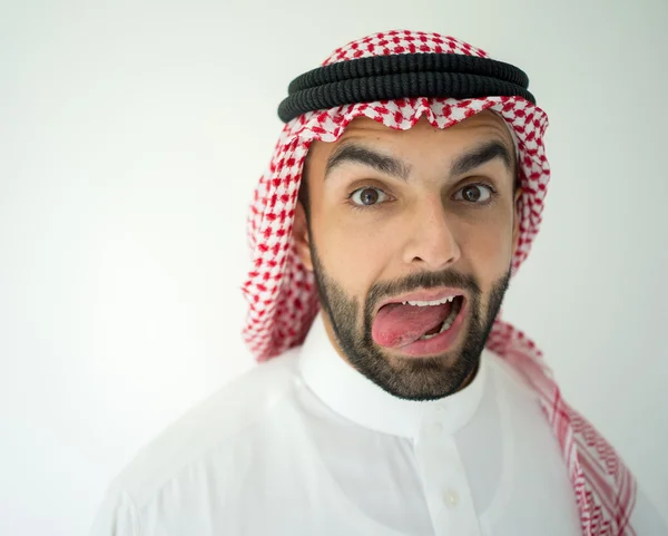 Арабский молодой бизнесмен позирует — стоковое фото