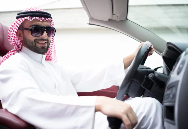 Arabe jeune homme d'affaires voiture de conduite — Photo