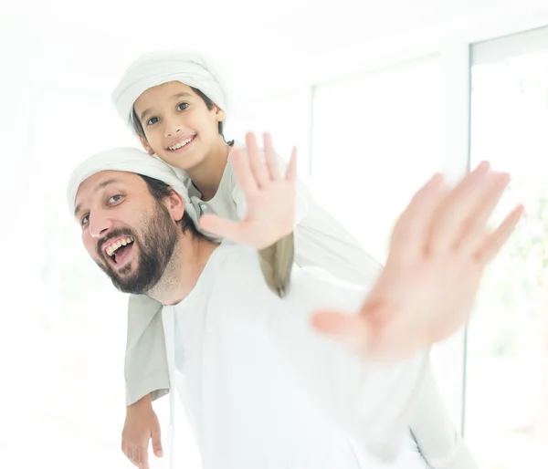 Felice padre arabo e figlio — Foto Stock