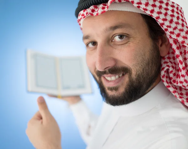 Арабский мужчина, молящийся с Кораном — стоковое фото