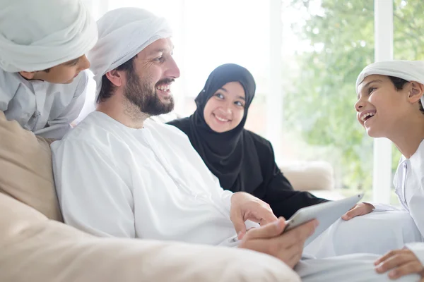 Gelukkige Arabische familie plezier — Stockfoto