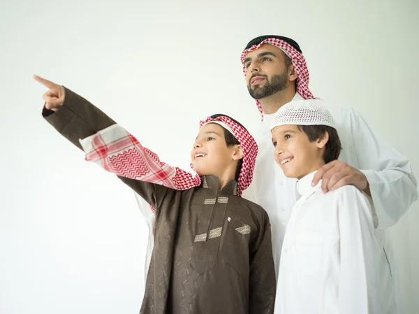 Arabe jeune père posant avec des enfants — Photo