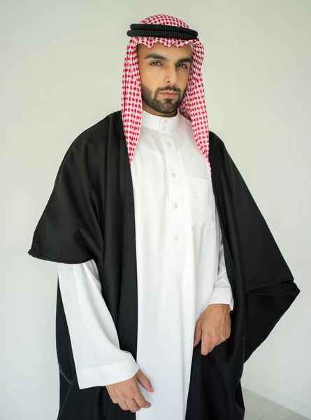 Arab fiatal sheikh pózol — Stock Fotó