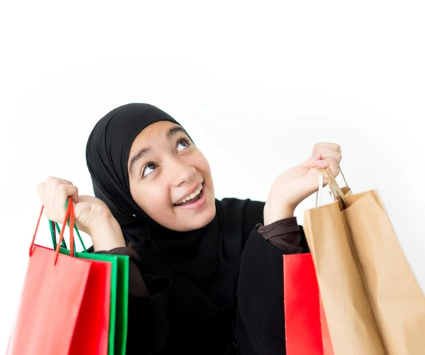 ショッピング バッグとアラビアのイスラム教徒の少女 — ストック写真