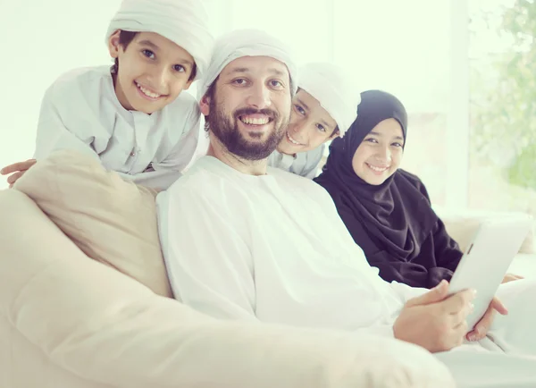 Glückliche arabische Familie hat Spaß — Stockfoto