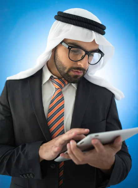 Arab man med gadget — Stockfoto