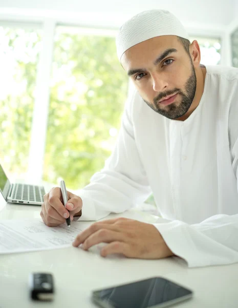 Арабский человек в офисе — стоковое фото