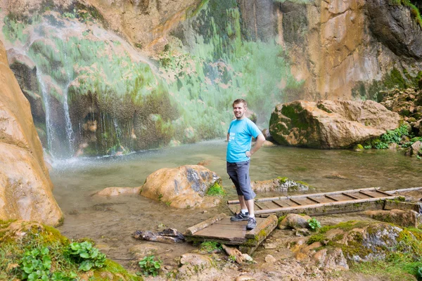 Young Man Enjoying Natural Park Base Large Waterfall — Stock Photo, Image
