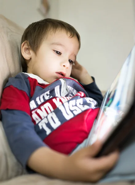 Adorable niño en casa —  Fotos de Stock