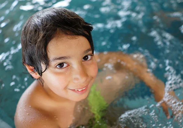 Ragazzo felice godendo in piscina estiva — Foto Stock