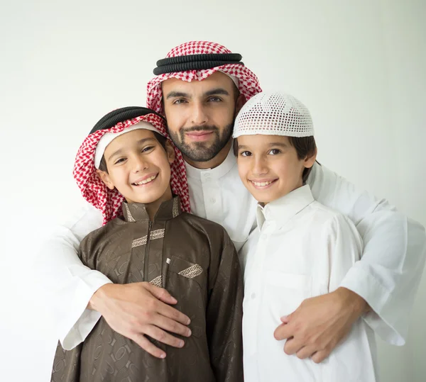 Arabe jeune père posant avec des enfants — Photo