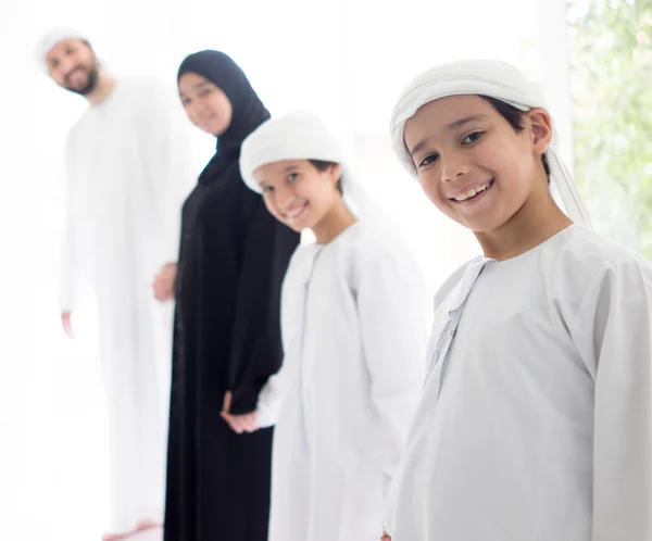 Glückliche arabische Familie hat Spaß — Stockfoto