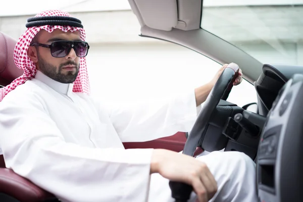 Árabe jovem empresário carro de condução — Fotografia de Stock