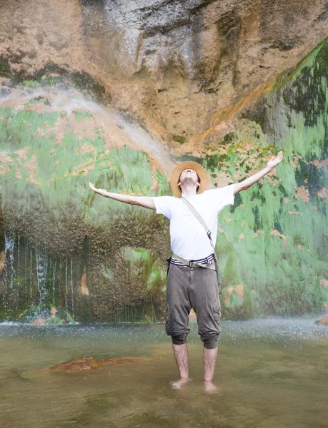 Jeune homme jouissant dans le parc naturel — Photo