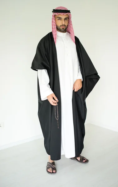 Arab fiatal sheikh pózol — Stock Fotó