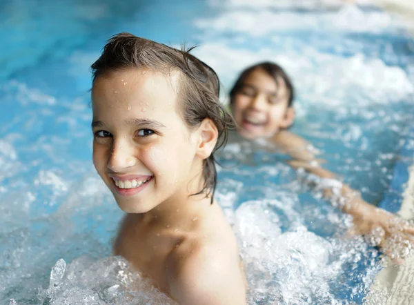 Glückliche Kinder genießen das Schwimmen — Stockfoto