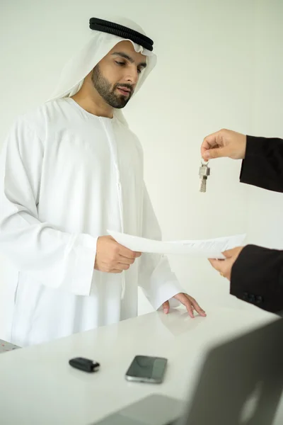 Arabisch man maken succesvol deal — Stockfoto