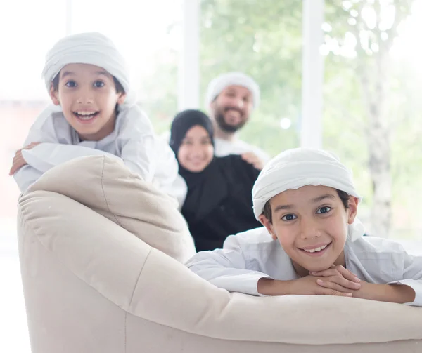 Família árabe feliz se divertindo — Fotografia de Stock