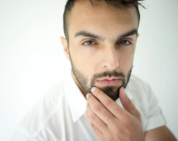 Guapo joven posando — Foto de Stock