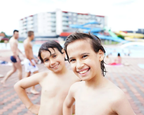 Crianças felizes curtindo natação — Fotografia de Stock