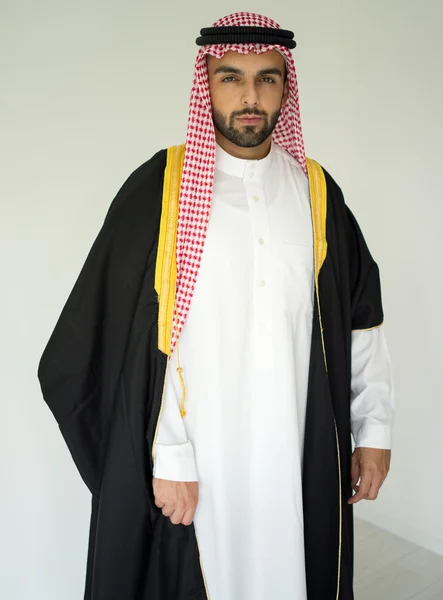 Arabiska ung affärsman poserar — Stockfoto