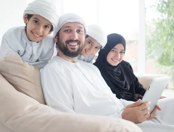 Lycklig arabiska familj ha kul — Stockfoto