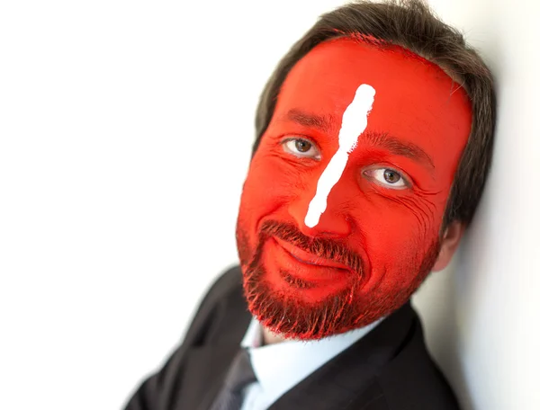 Jeune homme portrait avec visage peint en rouge — Photo