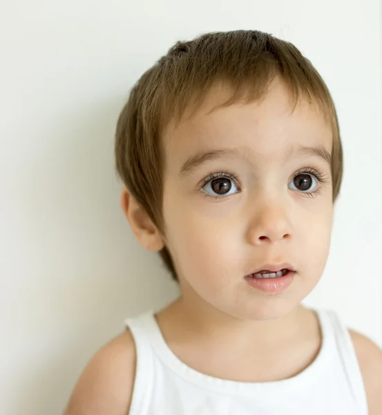 Schattig jongetje thuis — Stockfoto