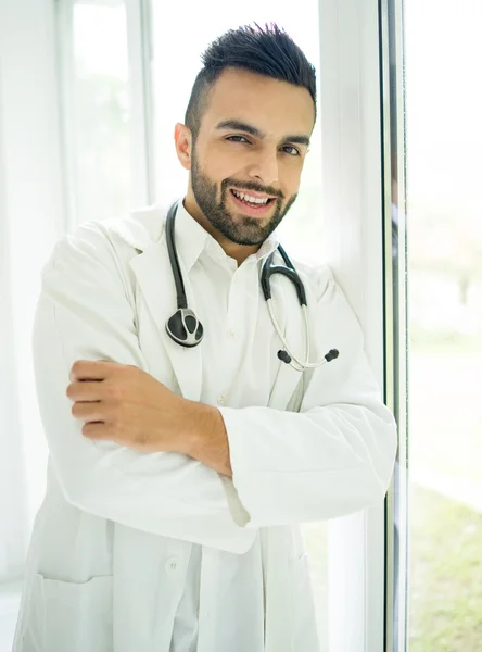 Guapo joven doctor — Foto de Stock