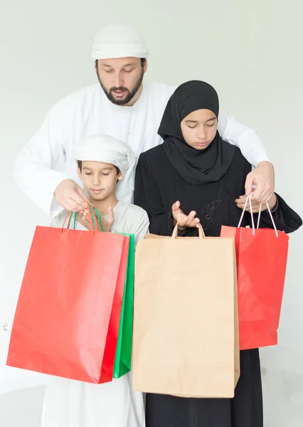 Mutlu Arapça aile eğleniyor zaman alışveriş torbaları ile — Stok fotoğraf