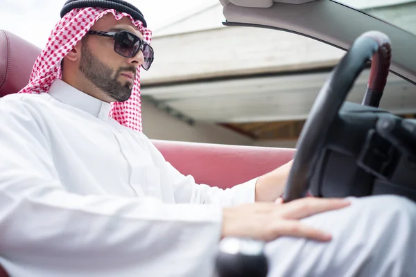 Арабский молодой бизнесмен за рулем автомобиля — стоковое фото