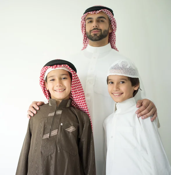 Árabe joven padre posando con niños —  Fotos de Stock
