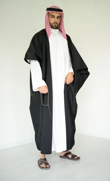 Арабский молодой шейх позирует — стоковое фото