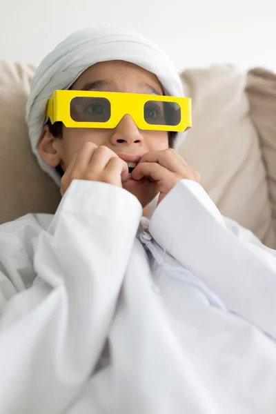 Arabische kinderen plezier een 3d film bril — Stockfoto
