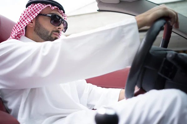 Αραβικά νεαρός επιχειρηματίας οδήγησης αυτοκινήτου — Φωτογραφία Αρχείου