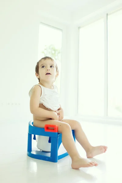 Bedårande liten pojke på toalett — Stockfoto