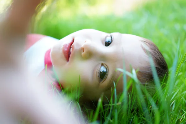 Bebê desfrutando grama suave verão — Fotografia de Stock