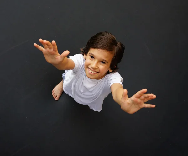 Ребенок прыгает высоко — стоковое фото
