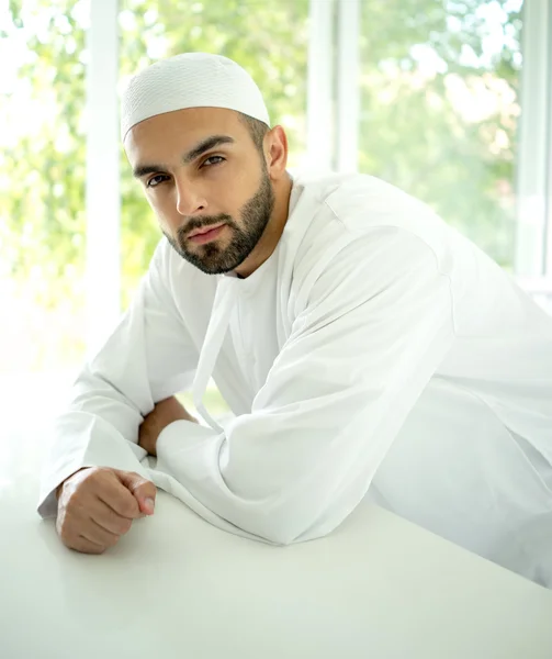 Portret van aantrekkelijke Arabische man — Stockfoto