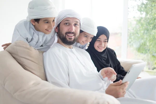 Feliz familia árabe divertirse — Foto de Stock