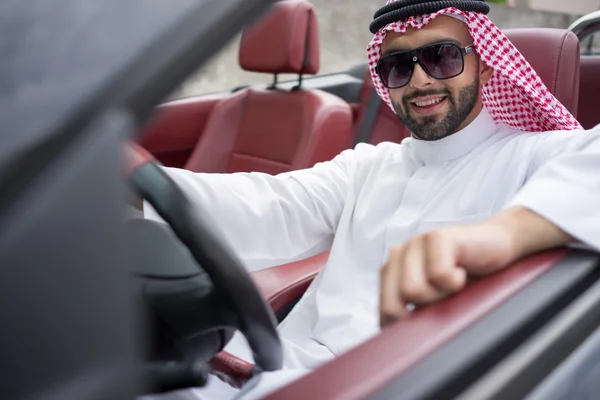 Arab fiatal üzletember vezetési autó — Stock Fotó