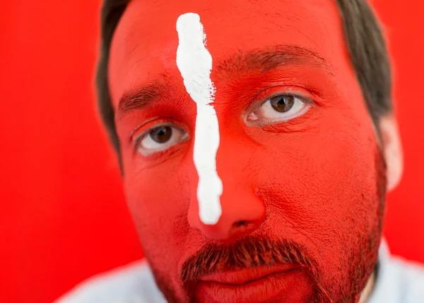 Retrato de jovem com rosto pintado de vermelho — Fotografia de Stock