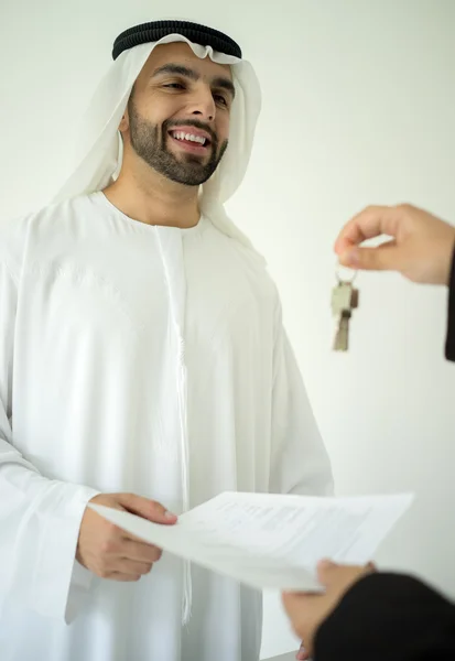 Арабский мужчина совершает успешную сделку — стоковое фото