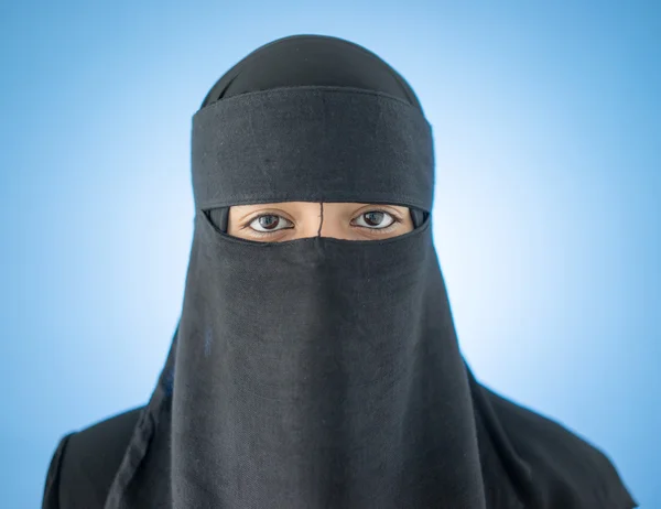 Arabic Muslim girl with veil on face — Stock Photo, Image