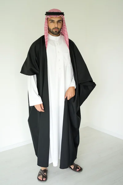 Arab fiatal sheikh pózol — Stock Fotó