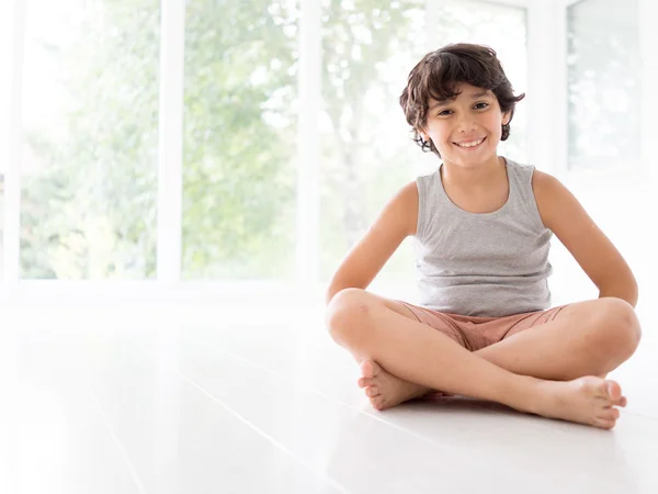 Glückliche Kinder auf dem Boden sitzend — Stockfoto