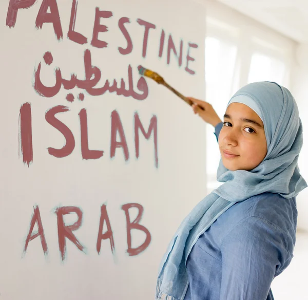 Arabisk muslimsk flicka skriver meddelanden ombord — Stockfoto